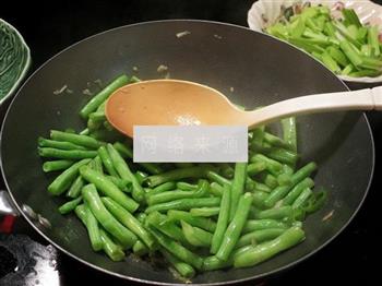 猪颈肉炒豇豆的做法步骤4