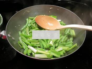 猪颈肉炒豇豆的做法步骤5