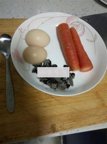 木耳胡萝卜炒鸡蛋的做法步骤1
