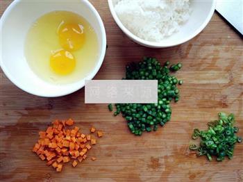 蒜苔蛋炒饭的做法步骤1