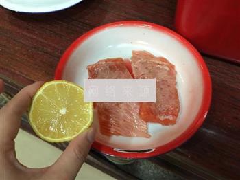 三文鱼咖喱炒饭的做法步骤1