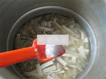 千张酸菜排骨汤的做法步骤9