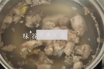 罗汉果淮山猪骨汤的做法步骤3