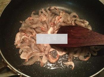 豆米炒河虾的做法步骤3