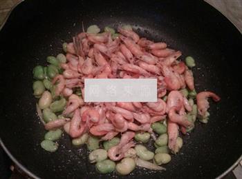豆米炒河虾的做法步骤8