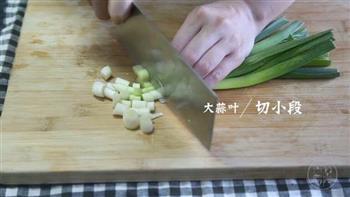 萝卜干炒腊肉的做法步骤3