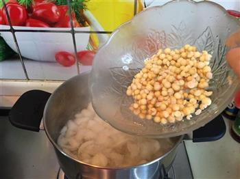 百合鸡头米甜汤的做法步骤7
