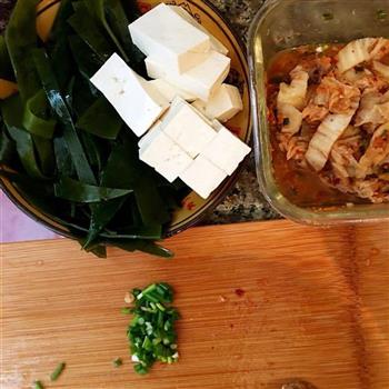 泡菜海带豆腐汤的做法图解1