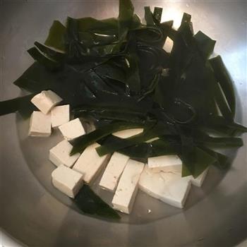 泡菜海带豆腐汤的做法图解2