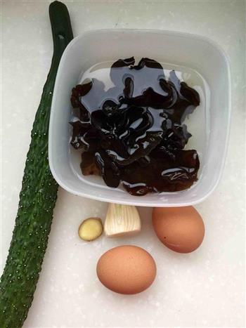 黄瓜木耳炒蛋的做法步骤1