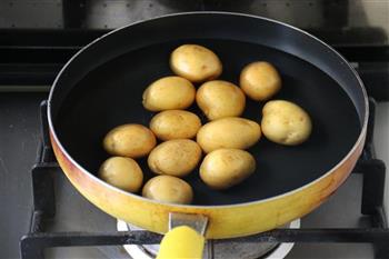 孜然烤小土豆的做法步骤1