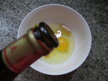包心菜咸肉鸡蛋羹的做法步骤2