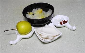 椰香浓郁的银耳梨汤的做法步骤1