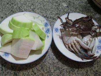 螃蟹煮蒲瓜的做法图解1