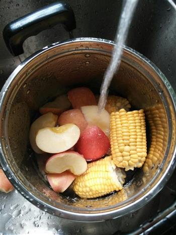 玉米苹果汤的做法图解2