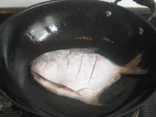 红烧鲳鱼的做法步骤4