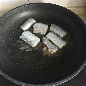 香煎带鱼的做法步骤2