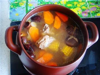 坤博砂锅炖香菇排骨汤的做法图解12