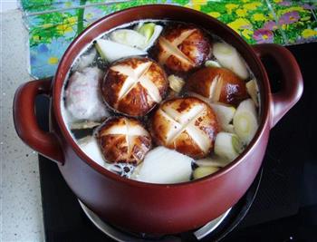 坤博砂锅炖香菇排骨汤的做法图解8
