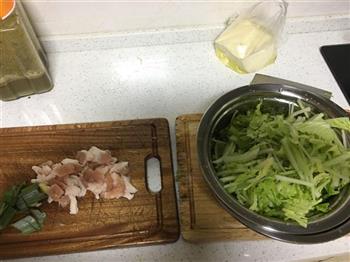 五花肉白菜炖豆腐的做法步骤1