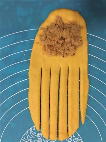 南瓜肉松卷和南瓜豆沙卷的做法步骤10