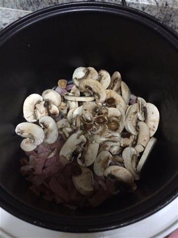 电饭煲版培根蘑菇焖饭的做法图解2
