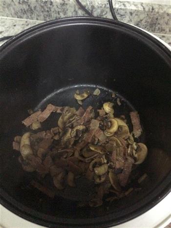 电饭煲版培根蘑菇焖饭的做法步骤3