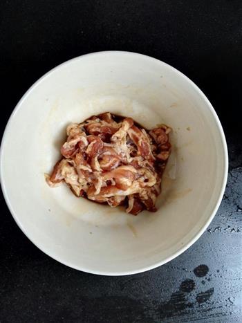 口蘑蒜苔炒肉的做法图解1