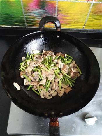 口蘑蒜苔炒肉的做法步骤8