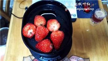 鲜榨草莓汁的做法步骤2