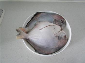 红烧鲳鱼的做法图解1