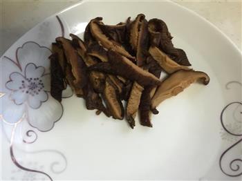 扁豆香菇焖饭的做法步骤2
