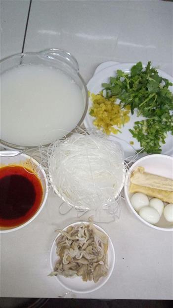 大肠百叶鹌鹑蛋粉丝汤的做法步骤1