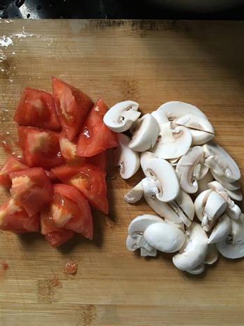 西红柿蘑菇牛肉面的做法图解2