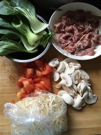 西红柿蘑菇牛肉面的做法步骤3