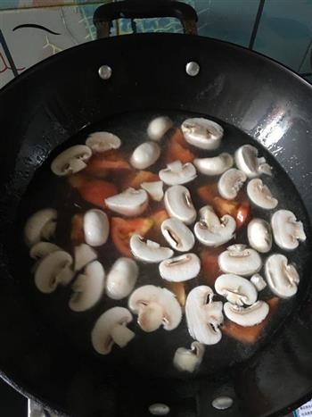 西红柿蘑菇牛肉面的做法步骤9