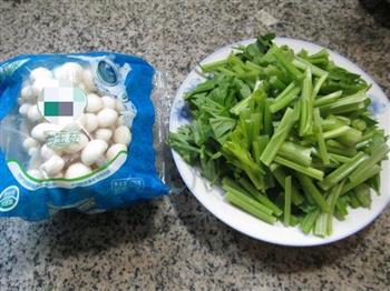 白玉菇炒芹菜的做法步骤1