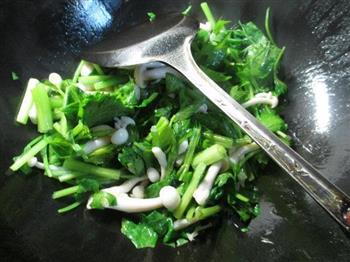 白玉菇炒芹菜的做法步骤4