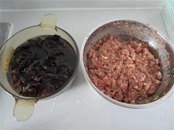 黑木耳鲜肉锅贴的做法步骤1