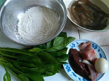 菠菜鸡蛋猪肝瘦肉海鲜面的做法步骤1