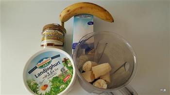 香蕉奶昔的做法步骤1