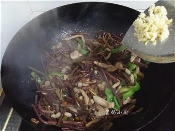 肉丝炒蕨菜的做法步骤9