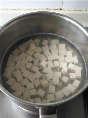 凉拌皮蛋豆腐的做法步骤2