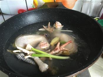 鸡枞菌土鸡汤的做法图解2