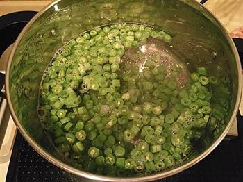橄榄菜肉末四季豆拌面的做法图解2