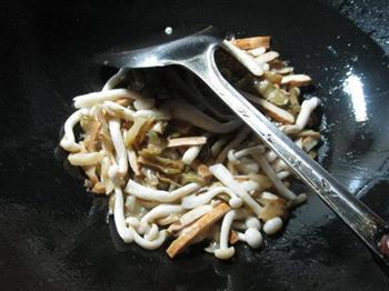 榨菜丝香干炒白玉菇的做法步骤4