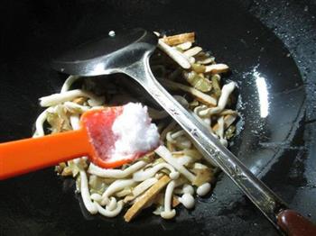 榨菜丝香干炒白玉菇的做法步骤5