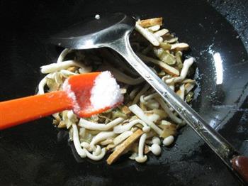 榨菜丝香干炒白玉菇的做法步骤6