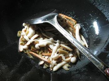 榨菜丝香干炒白玉菇的做法步骤7
