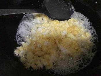 双菇炒鸡蛋的做法步骤3